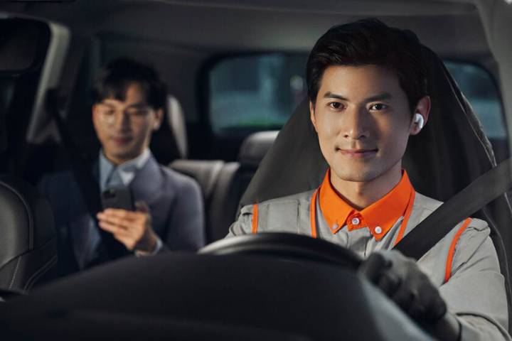 China ha hecho viral una alternativa brillante a Uber: lo que alquilas no es un taxi, sino solo un conductor para tu coche