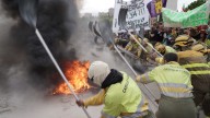 Ruidosa protesta de agentes y bomberos forestales a las puertas de las Cortes para reclamar un operativo público y permanente todo el año