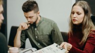 Si alguien dice estas frases, los psicólogos aseguran que demuestra poca educación
