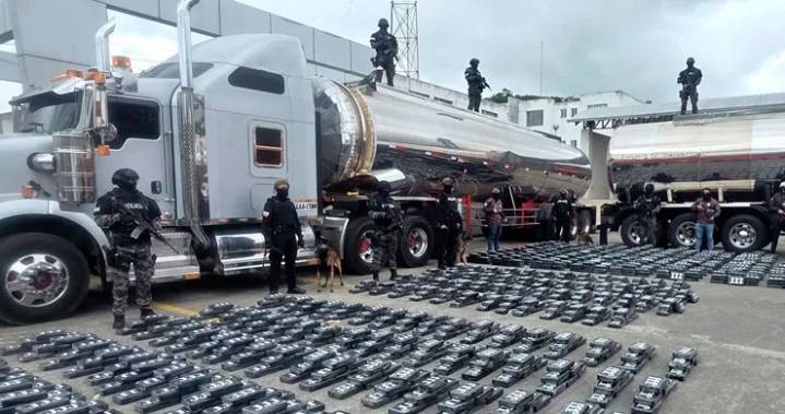 Ecuador decomisa 2,3 toneladas de cocaína en dos camiones cisterna que conducían colombianos