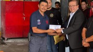 Entrega presidente municipal apoyos económicos a Bomberos de Parral por el Día del Bombero