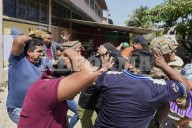 Lanzan piedras a candidato de izquierda en Bolivia