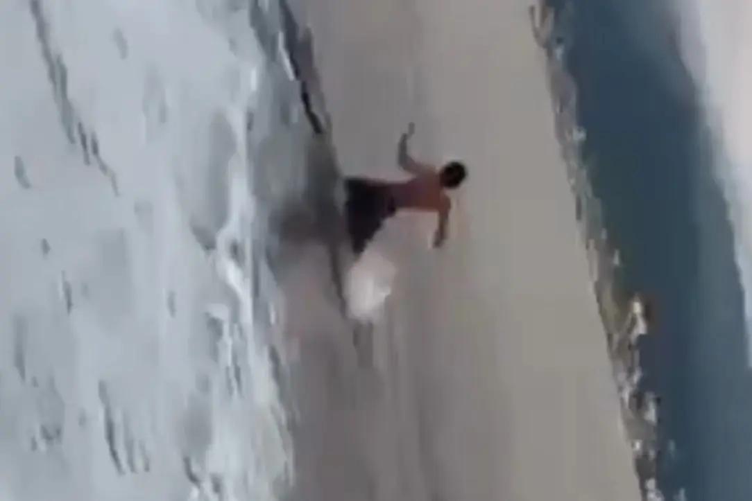 Cocodrilo le da el susto de su vida a joven en Puerto Vallarta (Video)