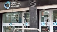 Allanaron la Agencia de Discapacidad y una droguería: encontraron sobres con u$s240.000
