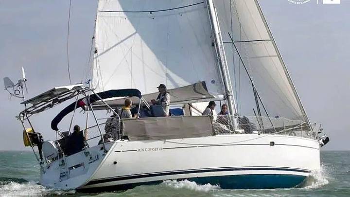 El Pesca 2 auxilia a los seis tripulantes de un velero francés que naufragó a 75 millas de Ribadeo