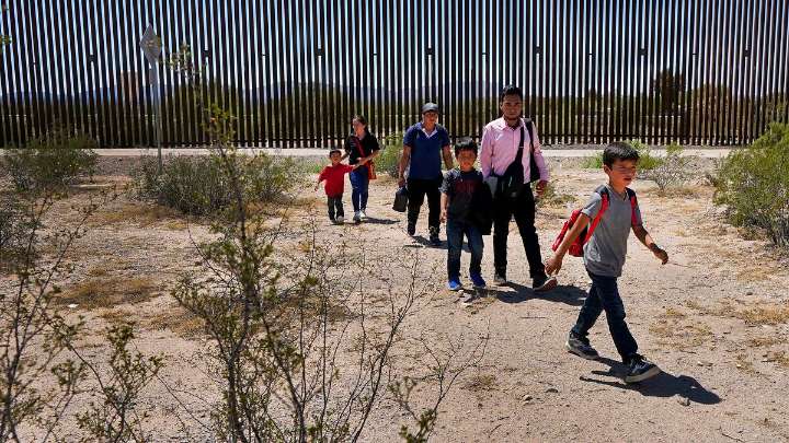 La inmigración ilegal alcanzó un récord de 14 millones en EEUU en 2023, según informe de Pew