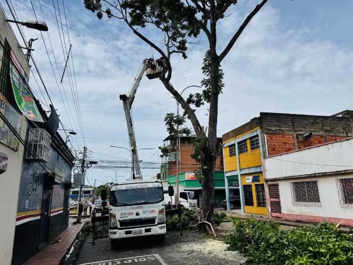 Atienden daños en el alumbrado público en Maturín tras el paso de la Onda Tropical No. 30
