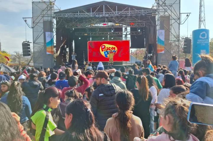 Miles de termenses disfrutaron de la actuación de Piñón Fijo