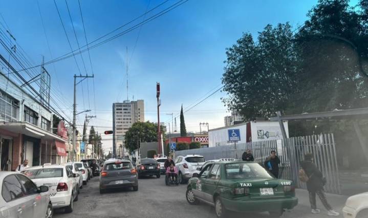 Taxistas bloquean accesos a personas incapacitadas al IMSS de Benigno Arriaga, denuncian