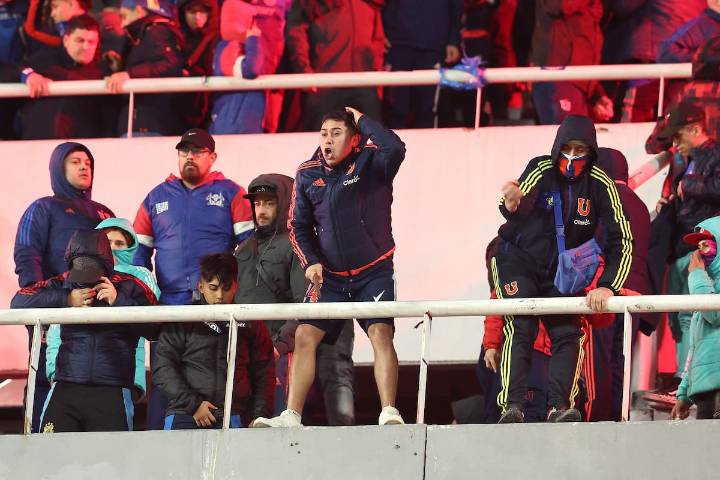 “¿Dónde está la policía?“: hinchas de Independiente fustigan a fanáticos de la U por incidentes en Avellaneda