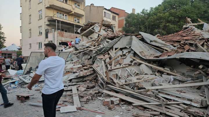 Al menos un muerto y varios heridos en un terremoto de magnitud 6,1 registrado en Turquía