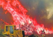 Incendios abrazan a Europa; van al menos seis muertes