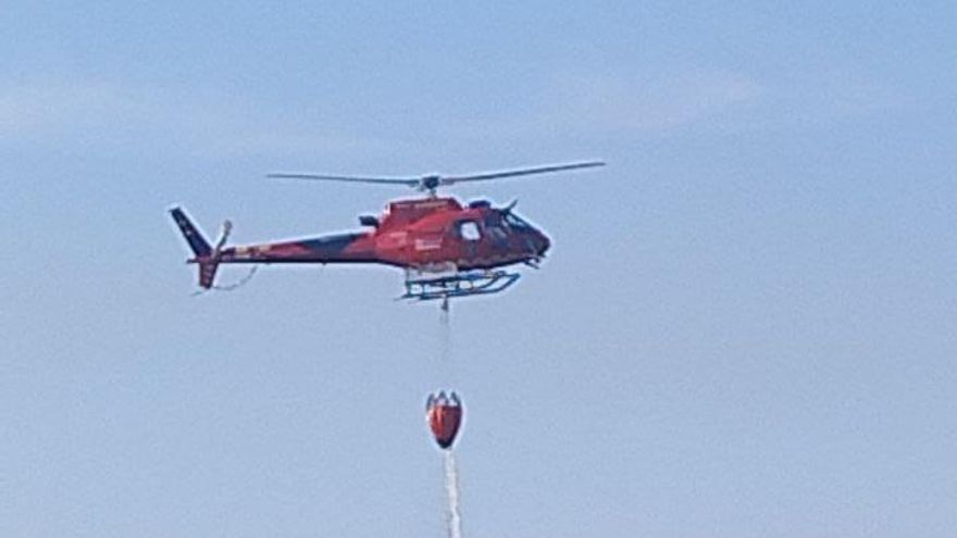 Bombers de Mallorca estrenan su helicóptero 'Milana' en un incendio agrícola cerca de casas en Manacor