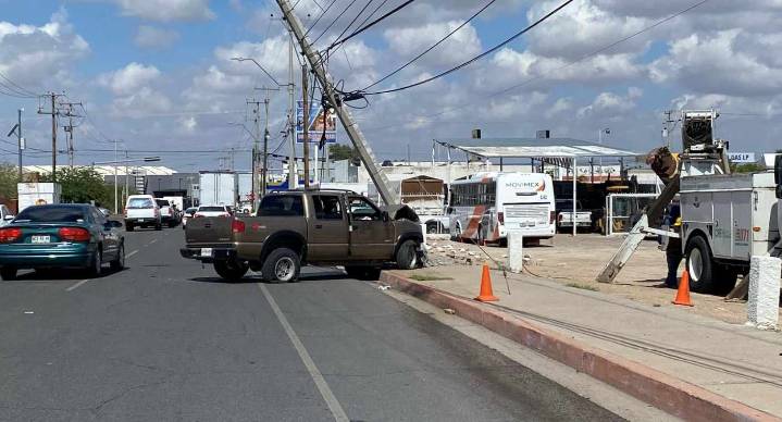 Choca automóvil contra poste de CFE al sur de Hermosillo
