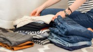 El secreto de las abuelas para doblar tus remeras y ahorrar espacio en tu placard