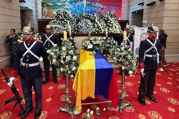 El subsecretario de Estado de EE.UU. llega a Bogotá para asistir a funeral de Uribe Turbay