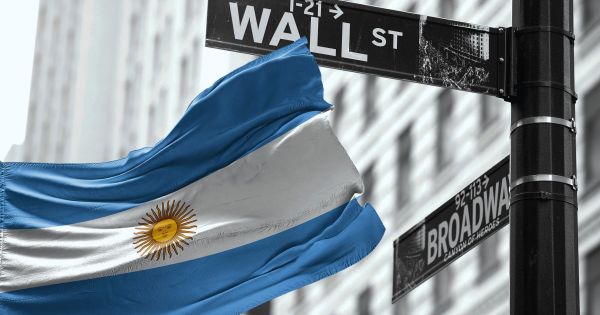 Acciones y bonos argentinos suben a contramano de Wall Street