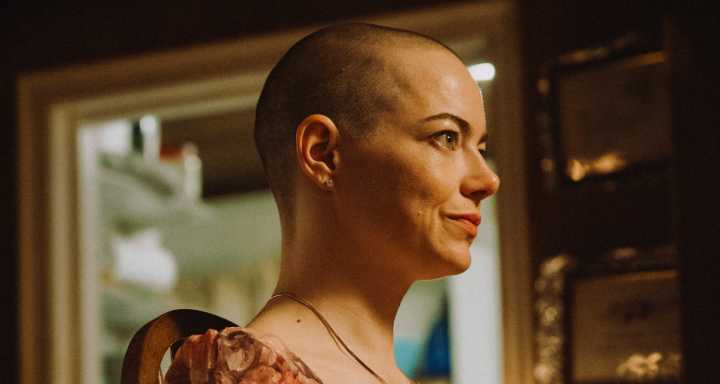 ‘Bugonia’ Trailer: Emma Stone Goes Completely Bald in New Conspiracy Thriller – Watch Now! | Bugonia, Emma Stone, Jesse Plemons, Movies, Trailer, Yorgos Lanthimos | Just Jared: Celebrity News and Goss