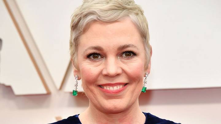 Olivia Colman apuesta por el pixie ondulado, el corte de pelo que favorece y rejuvenece a partir de los 50