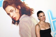 El arte de llevar con estilo un (mini) vestido, por Margaret Qualley