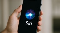 Enemigos, pero íntimos: Apple usaría tecnología de Google para potenciar a su asistente digital