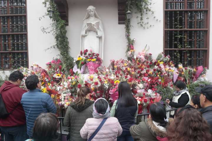 Santa Rosa de Lima: miles de fieles llegan a templo para veneración