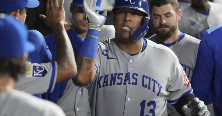 Perez leads Royals to 12-1 rout of White Sox and moves into 3rd place on franchise RBI list