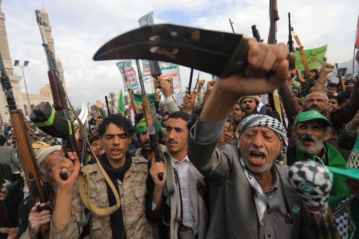 “Apuntaremos con misiles y drones”. Escalada en Yemen: los hutíes lanzan una dura amenaza contra Israel y detienen a 11 trabajadores de la ONU