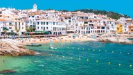 El pueblo más bonito de España para viajar en agosto está cerca de Aragón: casas blancas y calas de agua turquesa