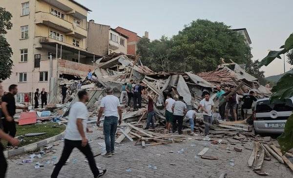 Un sismo de magnitud 6,1 sacudió el oeste de Turquía: hay heridos y edificios colapsados