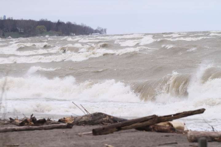 High waves, rip currents continue to make Lake Erie dangerous for swimmers, boaters