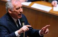 Franceses parecen favorecer caída del primer ministro Bayrou