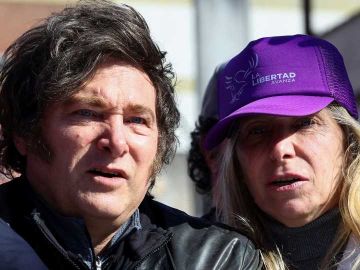 Lo que dice el Telegraph y The Guardian del escándalo de corrupción y las pedradas a Milei y a su hermana