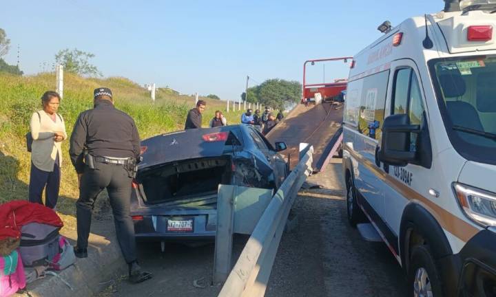 Pierde el Control por Baches y Choca en la México