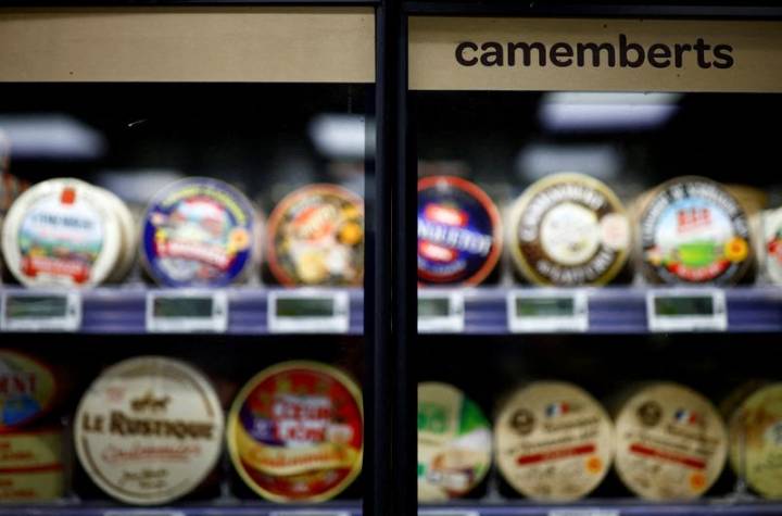France recalls soft cheeses after two suspected deaths from listeriosis