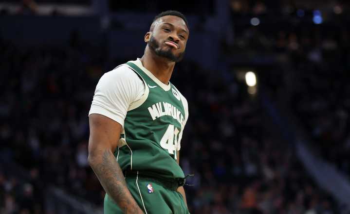 Thanasis Antetokounmpo re-signs with Bucks on 1