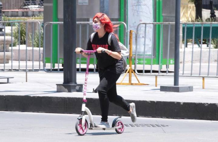 Comisiones del Congreso de CdMx avalan exigir licencia y placa a conductores de scooters y bic...