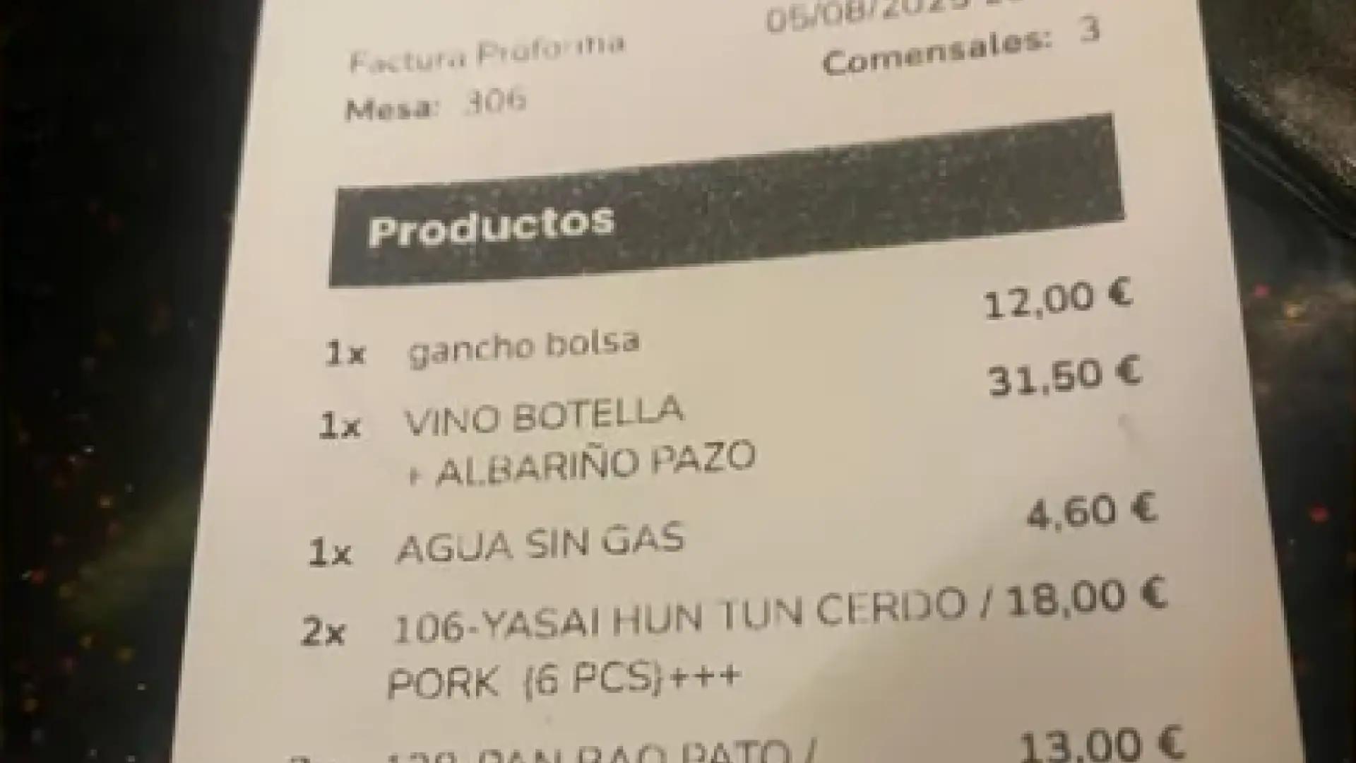 Denuncian a un restaurante de Ibiza por cobrar 12 euros por el cuelgabolsos