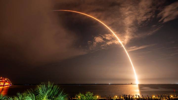 SpaceX starts the workweek with Starlink launch