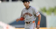 Giants' Jung Hoo Lee makes catch off glove, thigh and calf before pinning baseball between knees