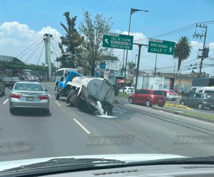¡Terrible incidente en la Calzada Ignacio Zaragoza!: Se forma un socavón y una pipa de agua cae en él