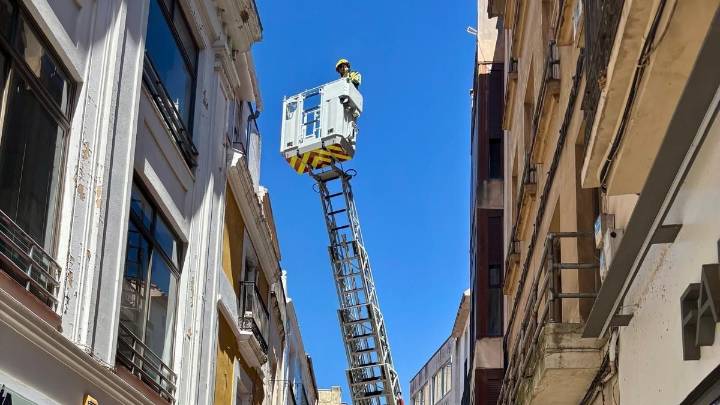Los bomberos de Cáceres aseguran la cubierta de un edificio en Pintores
