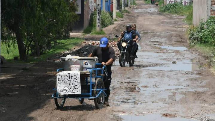 Viven entre lodo y basura los habitantes de la colonia Juan Pablo II