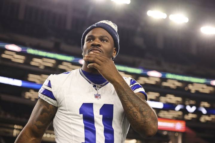 Micah Parsons is still a spectator at Cowboys practice as he awaits a contract extension