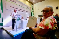 Rocha Moya entrega jubilaciones a trabajadores del Colegio de Bachilleres del esatdo