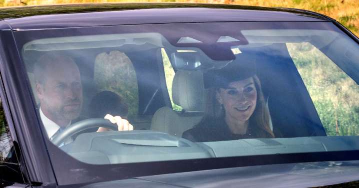 Los Reyes Carlos y Camila con los Príncipes de Gales, en un servicio religioso en Balmoral