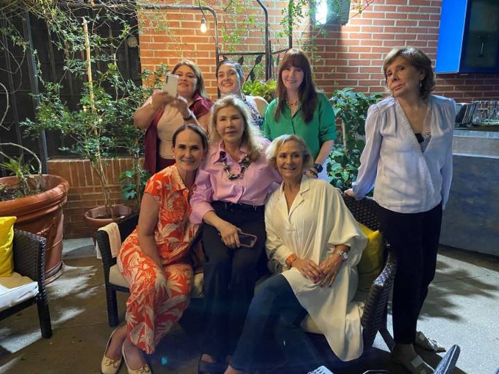 Celebración en un jardín con vista al Ávila
