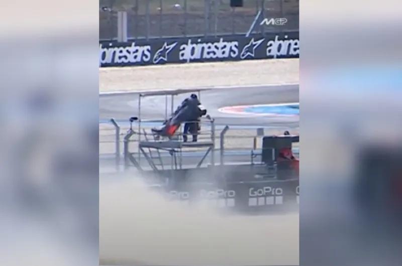 MotoGP: el video de la moto que voló hacia un camarógrafo en plena clasificación