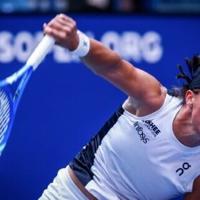Swiatek wobbles at US Open as Sinner targets third round