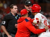 Willson Contreras suspendido seis partidos tras berrinche